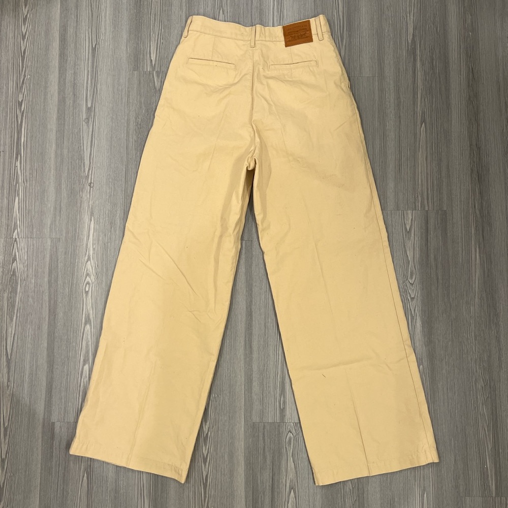 Cream/Beige High Waist Levis Pants